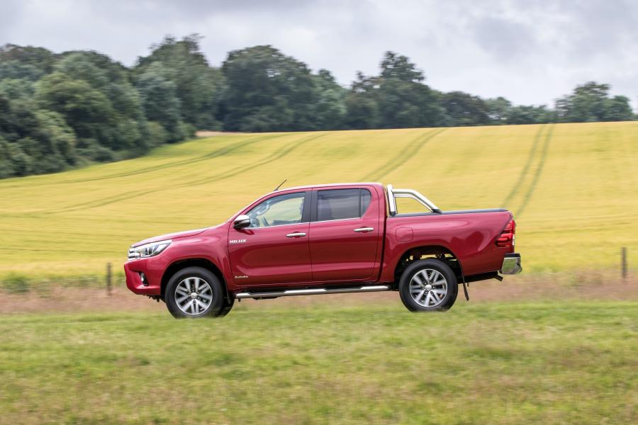  Toyota Hilux Invincible Double Cab 2016 года  (UK) (фото 14 из 30)